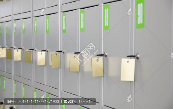 對于事物與密鑰存儲灰色金屬柜；數(shù)字和金色的標簽