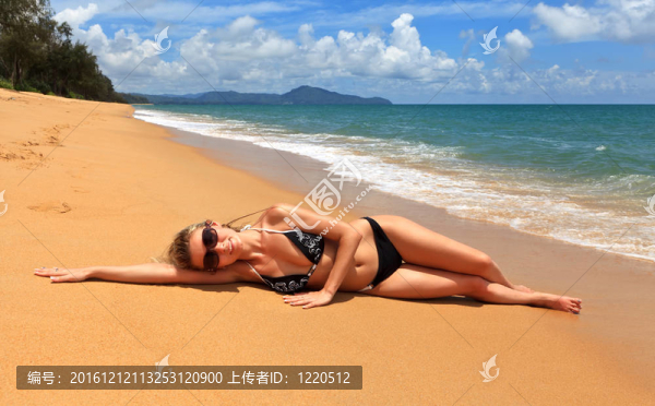 在比基尼和眼鏡的漂亮女人