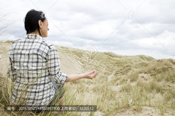 女人沉思