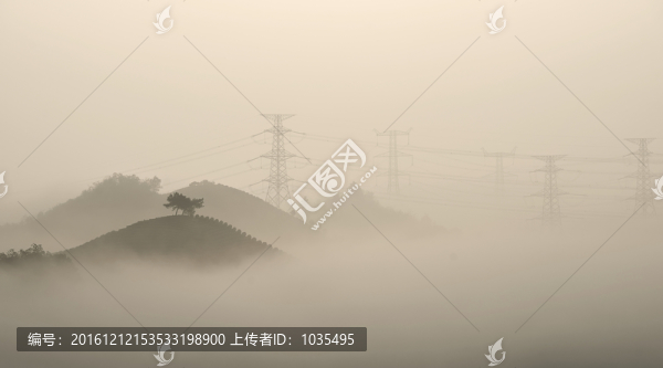 晨霧中的山和鐵塔