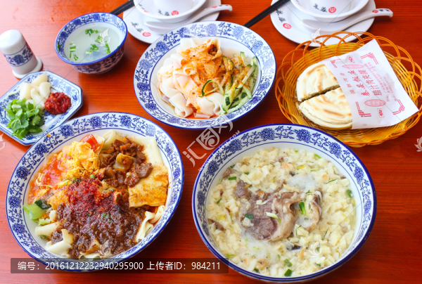 西安美食大合照,面食一桌