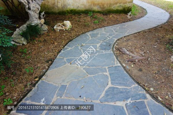 彎曲的石板路