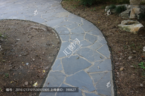彎曲的石板路