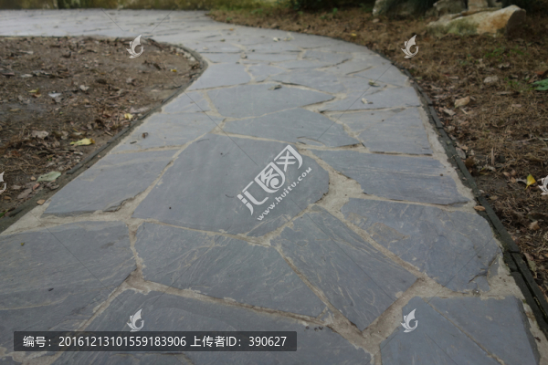 彎曲的石板路