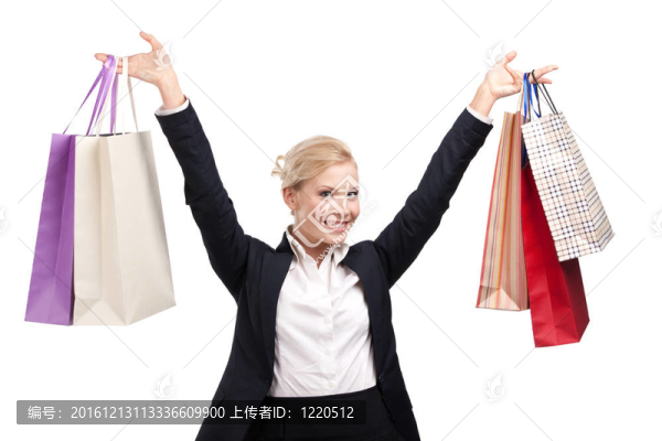 年輕的商業(yè)婦女在黑色西裝持有購物袋