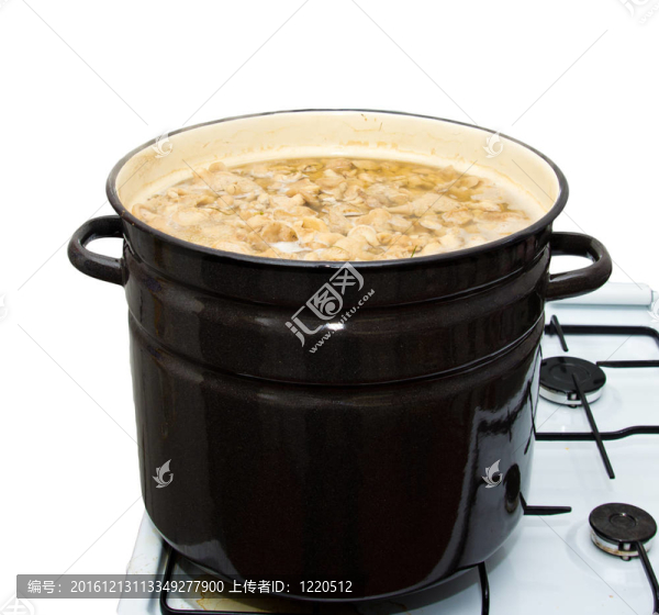 蘑菇在鍋里煮