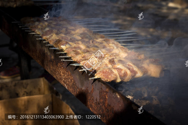 美味新鮮的肉串（串）在燒烤準(zhǔn)備