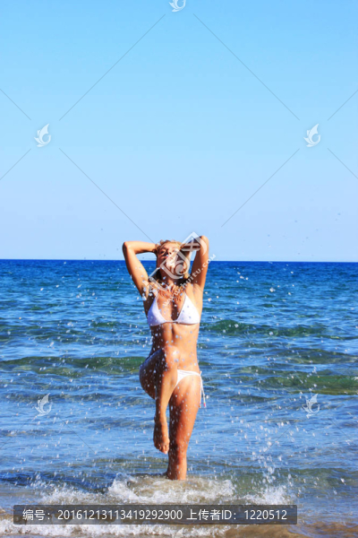 在海邊比基尼的女人