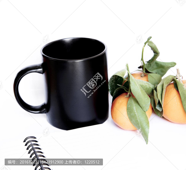 背景隨著筆記本和一杯橘子；