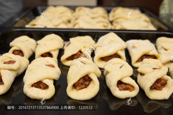 果醬烤牛角包