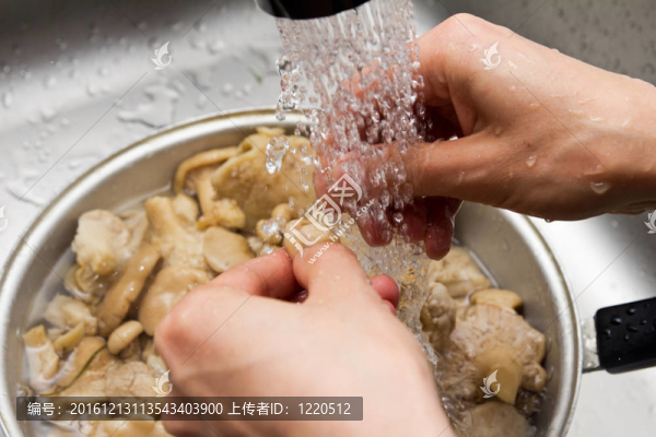 蘑菇被水沖走