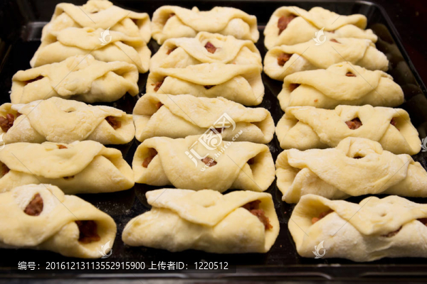 果醬烤牛角包