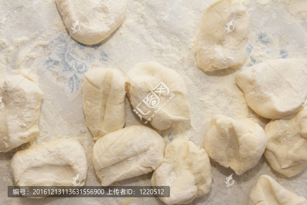 在廚房準(zhǔn)備一頓美餐