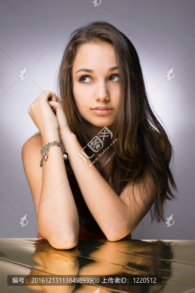 我年輕的黑發(fā)美女。