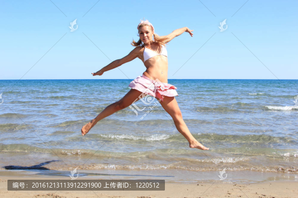 在海邊比基尼的女人