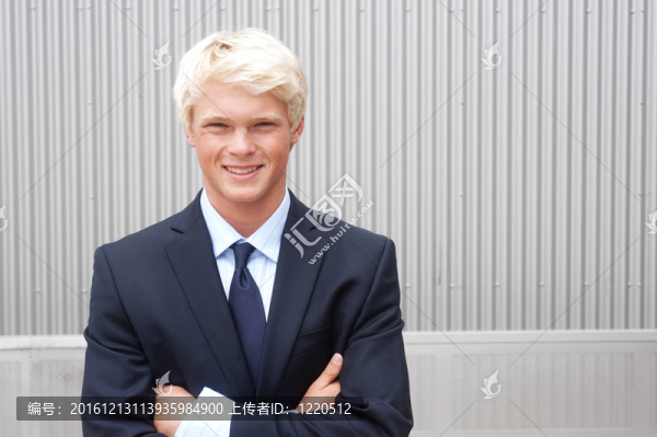 穿西裝的少年