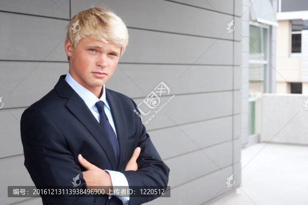 穿西裝的少年