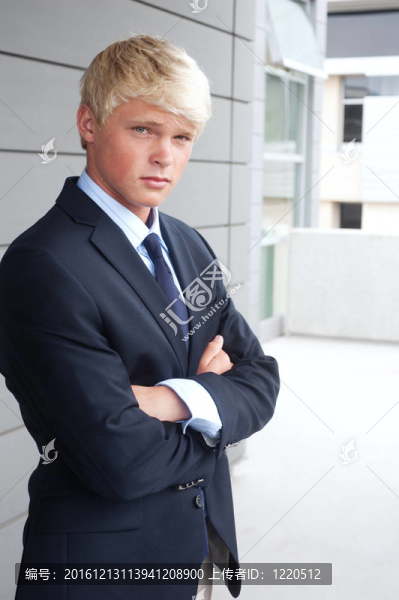 穿西裝的少年