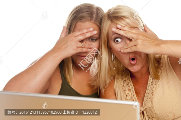 兩個震驚的女人使用筆記本電腦