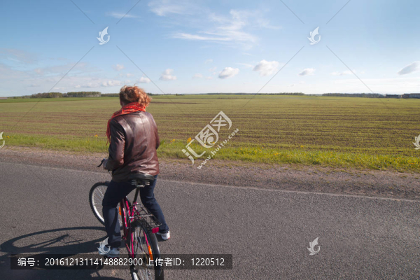 在路上騎自行車的人。