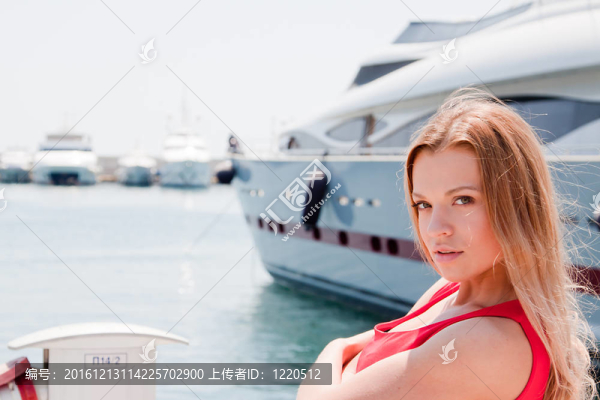 在背景的女孩-匯圖網(wǎng) www.fosd68.com 在背景的女孩