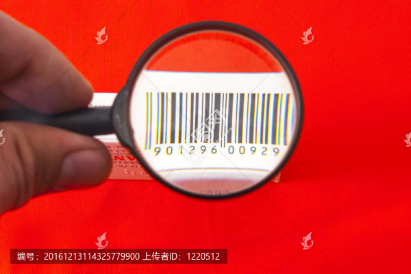 在放大鏡下查看條形碼