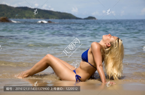 這個有著飄逸的長發(fā)在海灘上日光浴的金發(fā)美女以