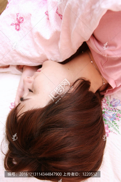 美麗的年輕女人睡覺(jué)。