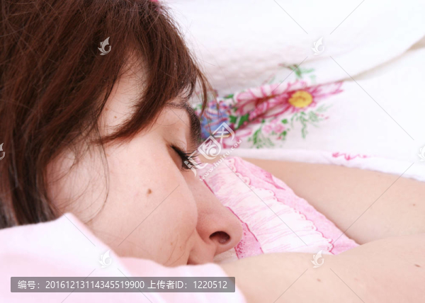 美麗的年輕女人睡覺。