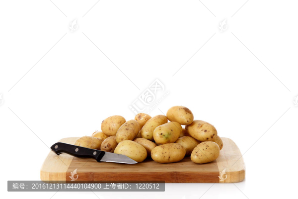 新鮮蔬菜；土豆；木砧板。