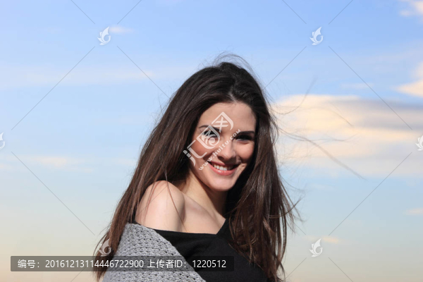 海邊快樂的年輕女子