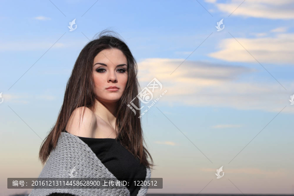 海邊快樂的年輕女子