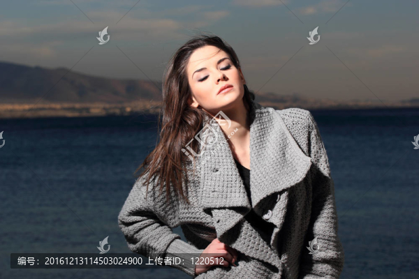 海邊快樂的年輕女子