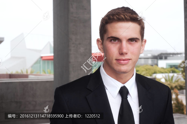 年輕英俊的商人