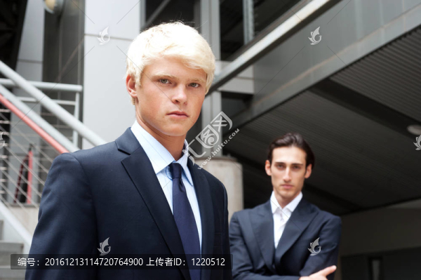 穿西裝的少年