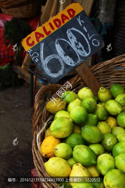 當(dāng)?shù)厥袌?chǎng)上的新鮮水果和蔬菜
