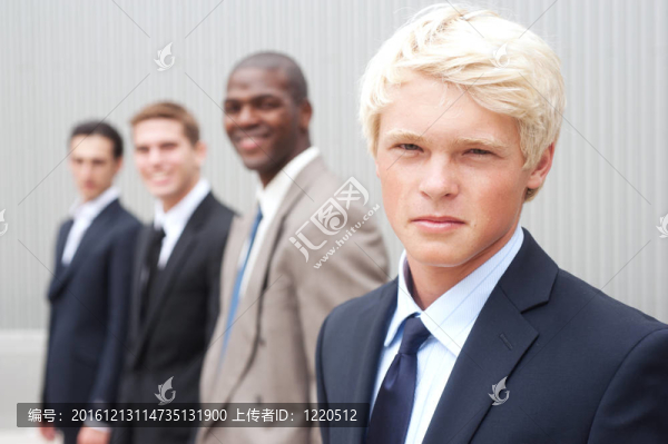 穿西裝的少年