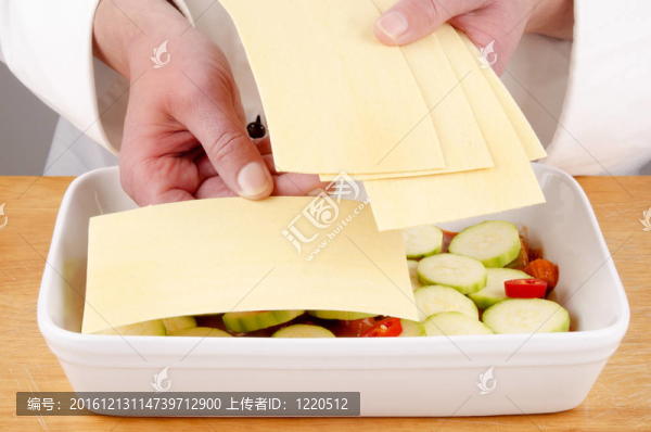 女廚師充滿烤寬面條菜準(zhǔn)備的千層面