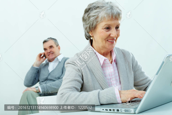 忙碌的老人