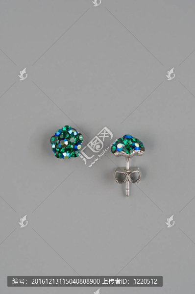 帶綠色寶石的女人耳環(huán)-匯圖網(wǎng) www.fosd68.com 帶綠色寶石的女人耳環(huán)
