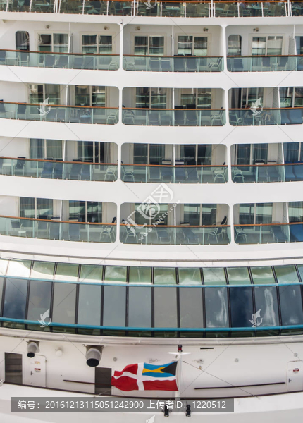 Cruise,Ship陽(yáng)臺(tái)下的旗幟