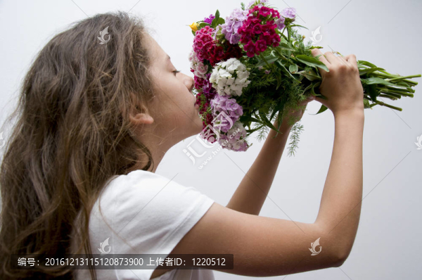 女孩聞花香