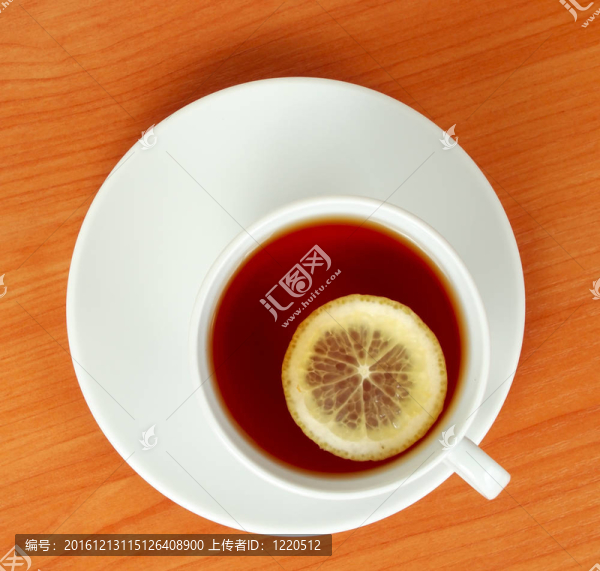 上面桌上有檸檬的茶杯