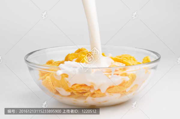 牛奶流與玉米片流入碗