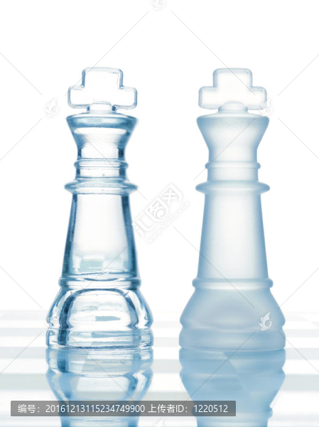 象棋玻璃透明的國王孤立在白色