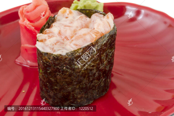 白色背景的鮭魚壽司