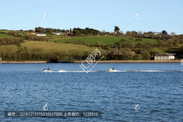 對(duì)jetskiers賽車上河流對(duì)