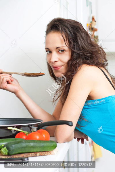 廚房里的年輕女人