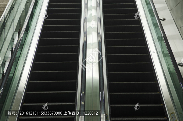 現(xiàn)代玻璃和金屬自動(dòng)扶梯細(xì)節(jié)