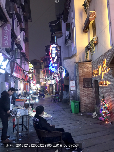 酒吧街